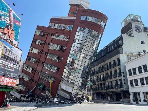 Những toà cao ốc nghiêng ngả như quân domino: Loạt hình ảnh cho thấy sức tàn phá kinh hoàng của động đất ở Đài Loan (Trung Quốc)