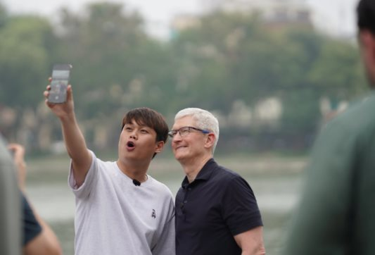 Chàng trai 9X vừa ‘check-in’ Hồ Hoàn Kiếm cùng Tim Cook: Idol TikTok 7,5 triệu follow, từng được Apple mời sang Mỹ tham dự sự kiện ra mắt iPhone 15