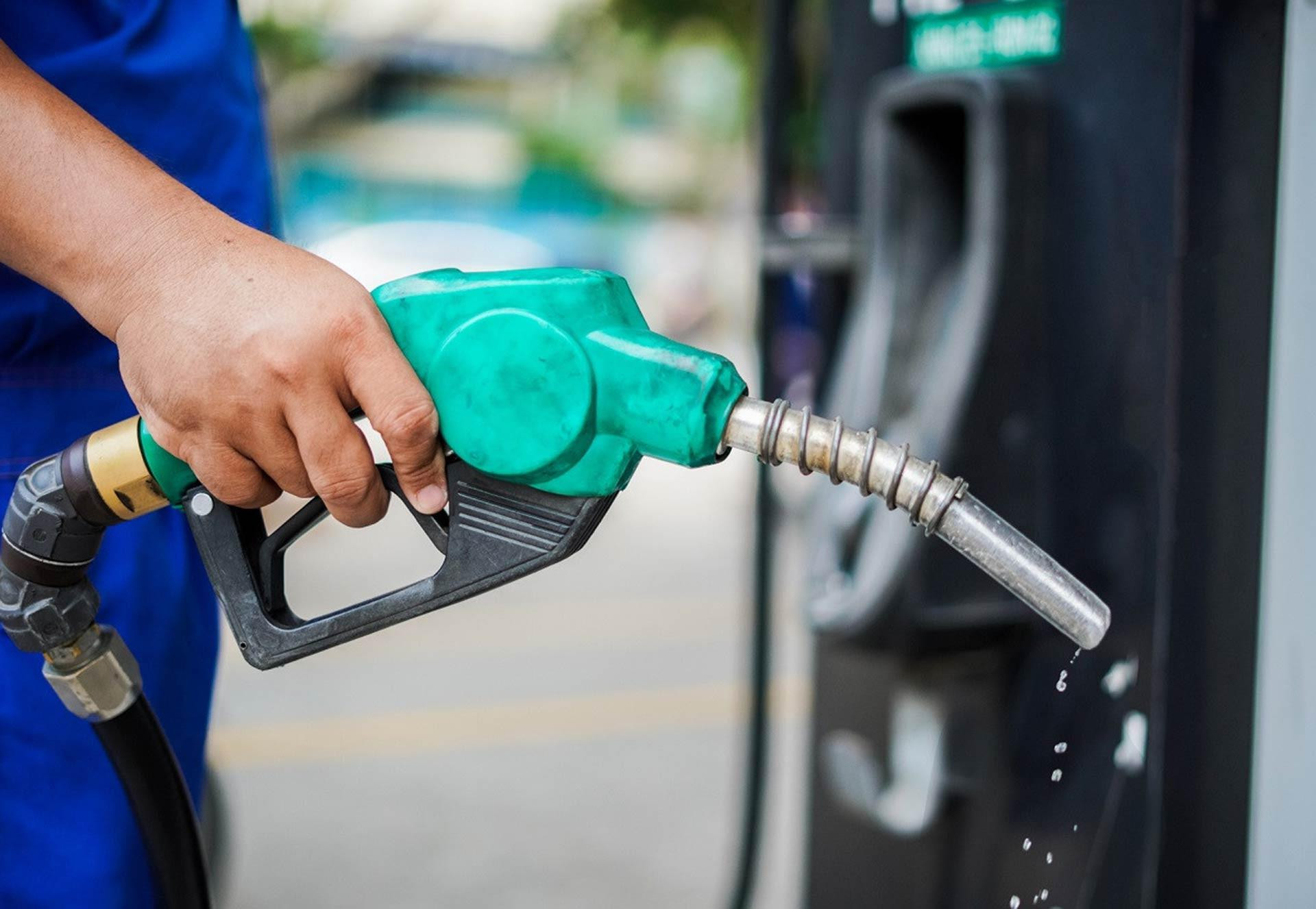 Giá xăng dầu cùng giảm, RON 95 mất mốc 25.000 đồng/lít
