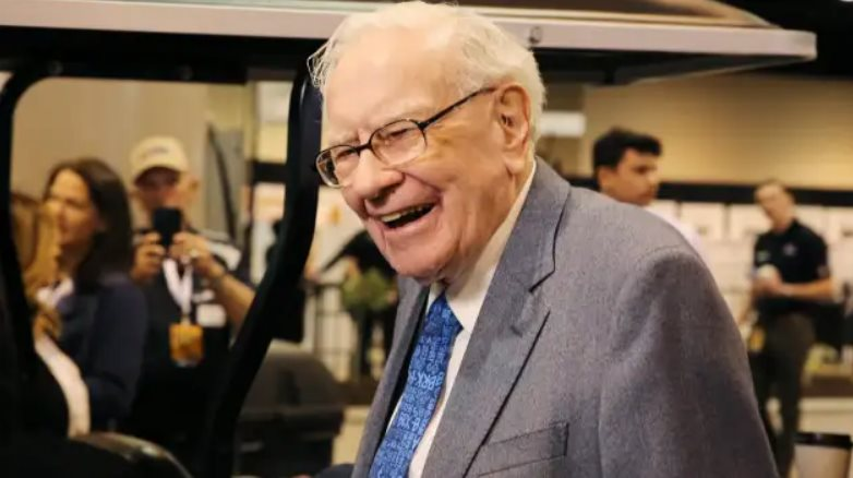 Huyền thoại đầu tư Warren Buffett có thể đã tìm thấy ‘ngôi sao sáng giá’ để rót tiền: Hàng nghìn trader mong đợi cổ phiếu bí mật sớm được tiết lộ trong ĐHCĐ
