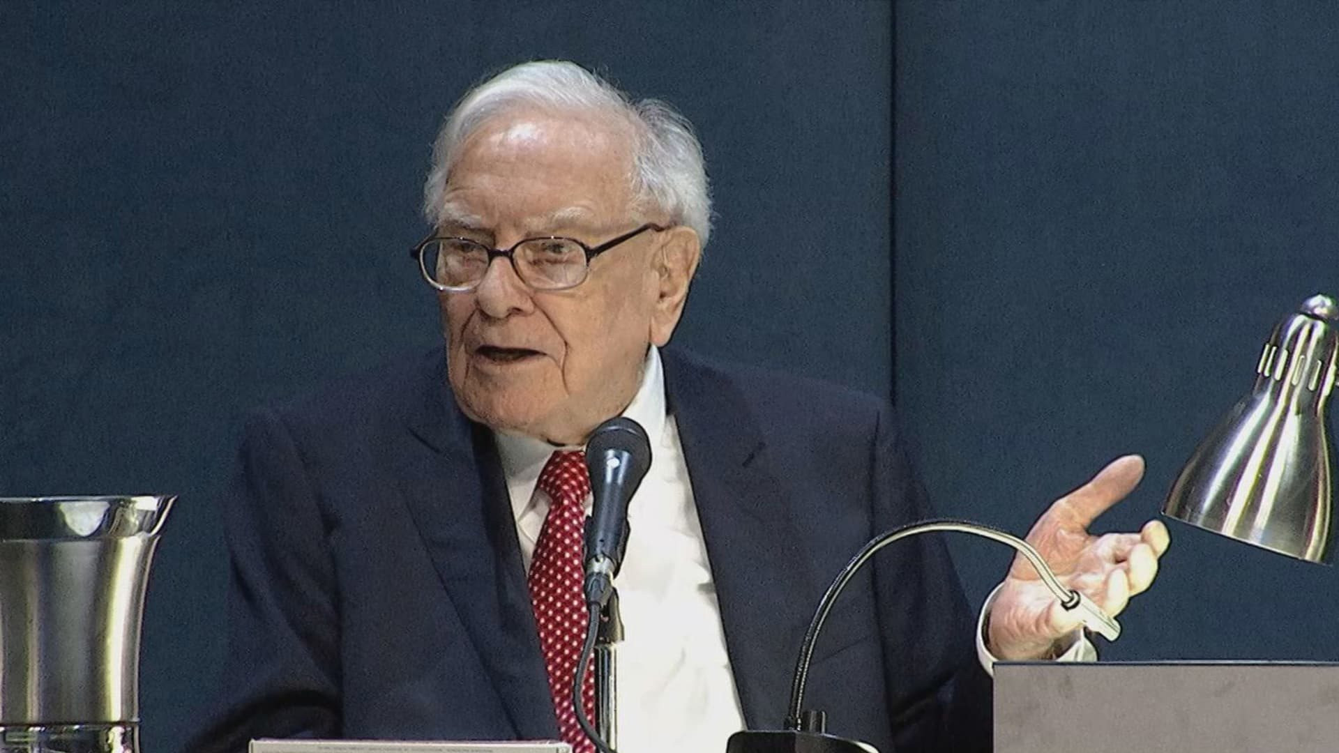Màn né tránh đỉnh cao của thiên tài đầu tư Warren Buffett khi được hỏi có mua cổ phiếu theo lời vợ không