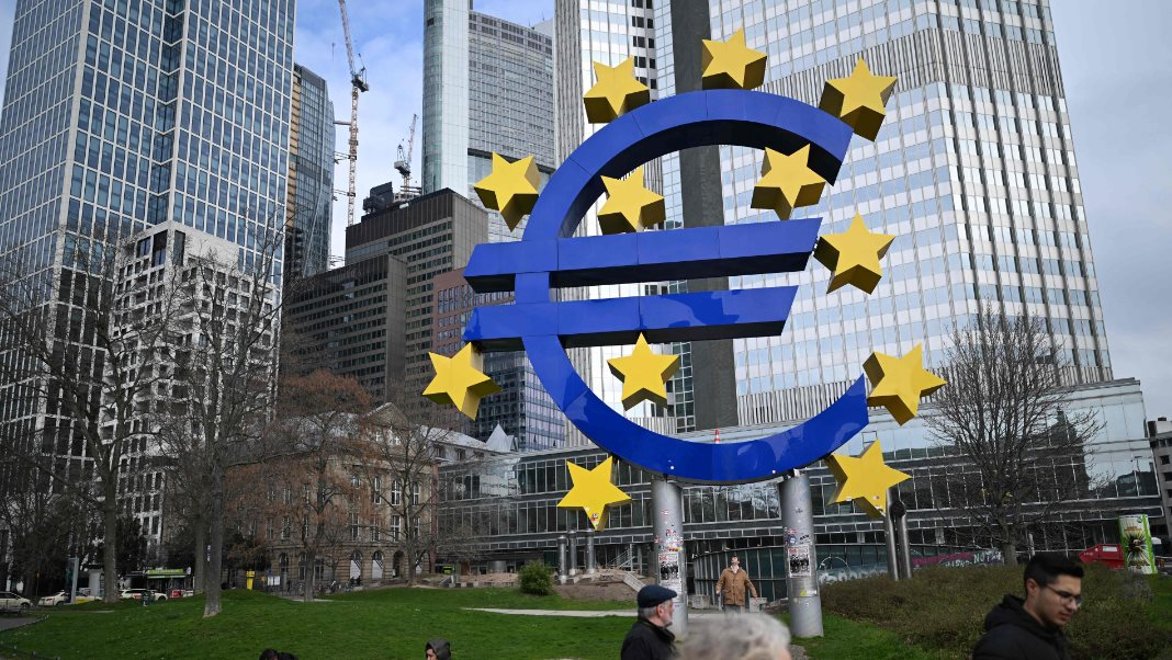 Chuyên gia kinh tế trưởng ECB lên tiếng: Khả năng cắt giảm lãi suất ngày một tăng