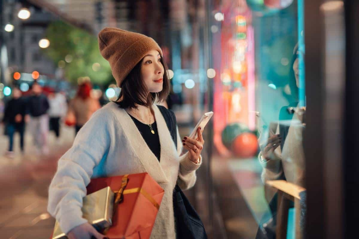 2022_12_asian-shopper-consumer-china-christmas.jpg