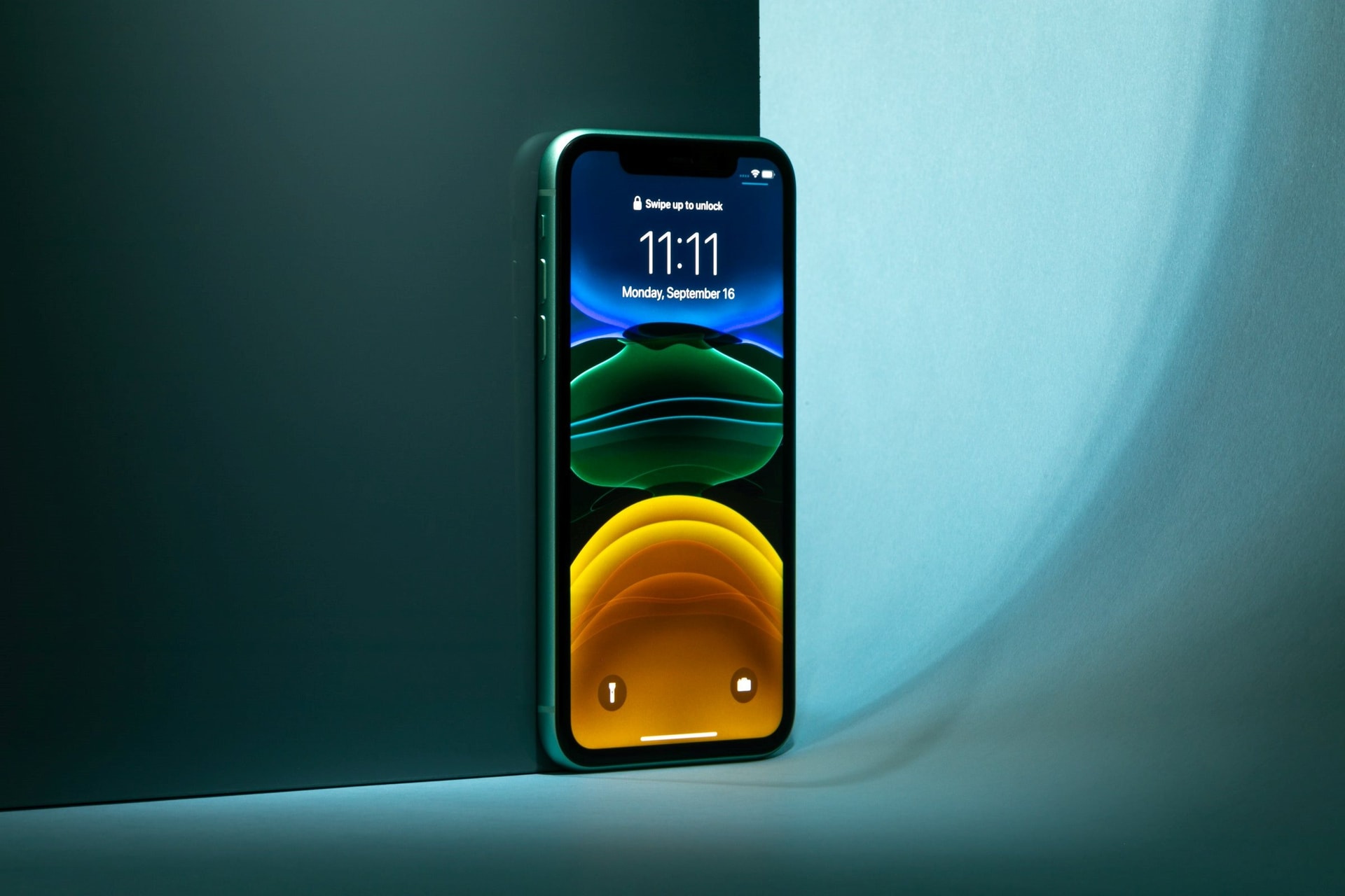 1667982146-451-chenh-nhau-chi-400-nghin-nen-mua-iphone-11-hay-galaxy-a73-12-1655968147-481-width2400height1600-1667982146-width2400height1600.jpg