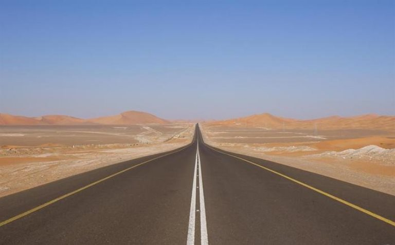 Xẻ ngang sa mạc, Saudi Arabia xây dựng công trình như phim viễn tưởng: Dải bê tông nhựa thẳng tắp dài 240 km, không khúc quanh, không ngã rẽ, lập Kỷ lục Guinness Thế giới