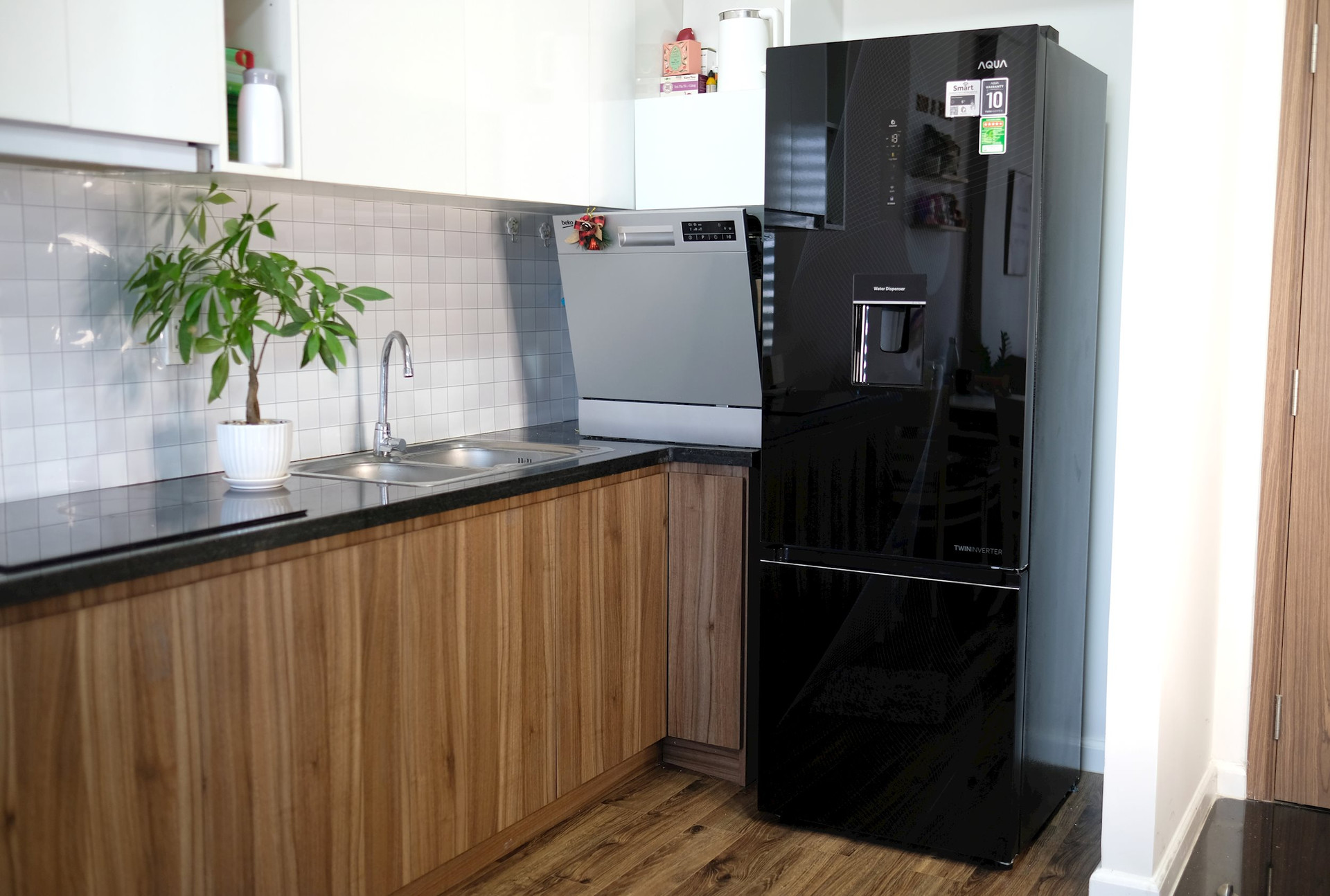 Đây là mẫu tủ lạnh 'ngon-bổ-rẻ' từ Aqua với ngăn đông dưới, thiết kế Color AI độc đáo, giá 15 triệu đồng 