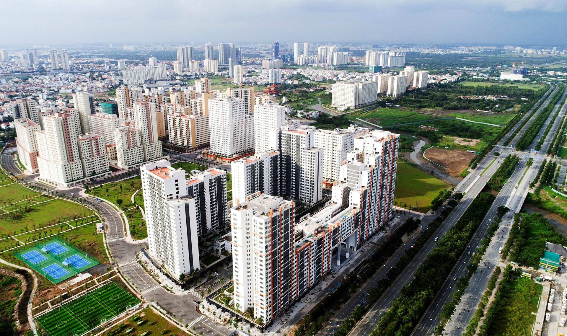 Bất động sản tuần qua: Đề xuất chuyển dự án tái định cư thành nhà ở xã hội; Him Lam, Phú Mỹ, HBC có diễn biến đáng chú ý