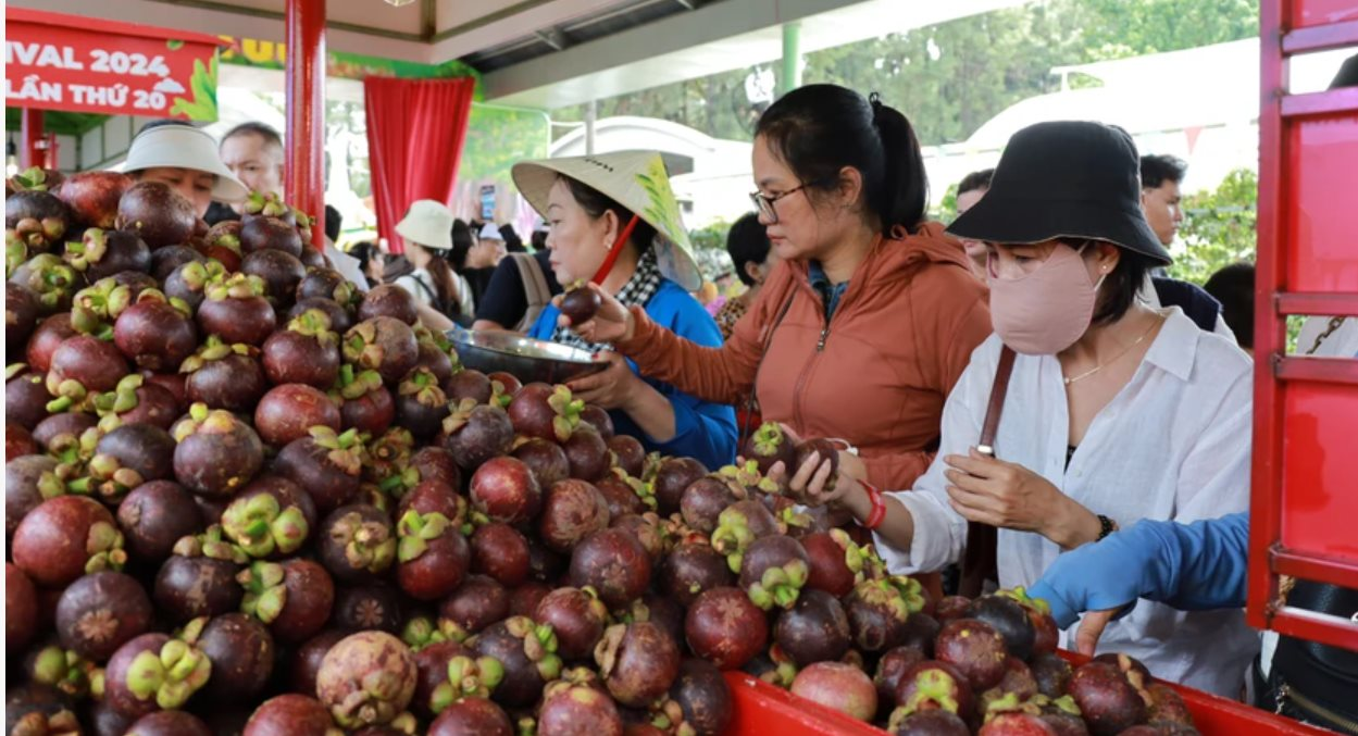 Khách du lịch tấp nập thưởng thức thế giới trái cây tại Lễ hội Trái cây Nam Bộ 2024