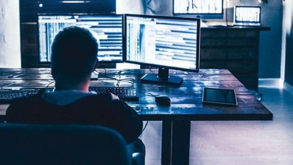 Khám xét nhà riêng của người đàn ông 35 tuổi, cảnh sát bắt giữ "trùm sò" nhóm tội phạm phát tán phần mềm độc hại để xâm nhập trái phép 19 triệu máy tính ở 200 quốc gia