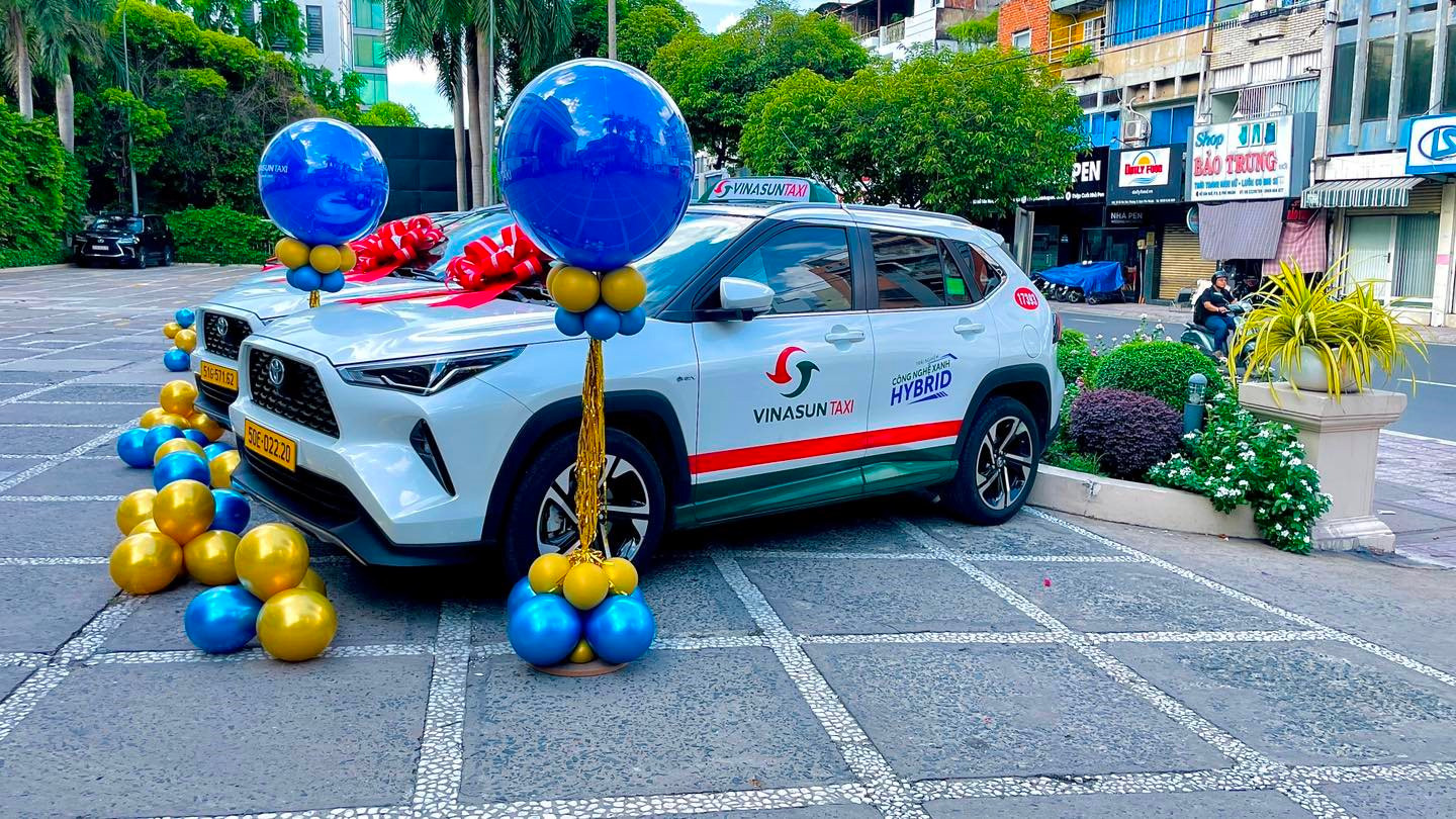 Vinasun chính thức ra mắt dịch vụ taxi hybrid đầu tiên tại Việt Nam: giá cước từ 11.000 đồng, cam kết mua 2.000 xe của Toyota 