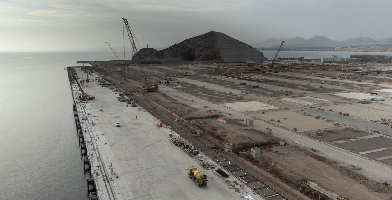 Trung Quốc vượt biển xây dựng siêu công trình 3,5 tỷ USD khiến Mỹ giật mình bừng tỉnh: ‘Cánh cửa thần kỳ’ đưa xe điện và hàng hoá Trung sang thẳng châu lục bên kia đại dương