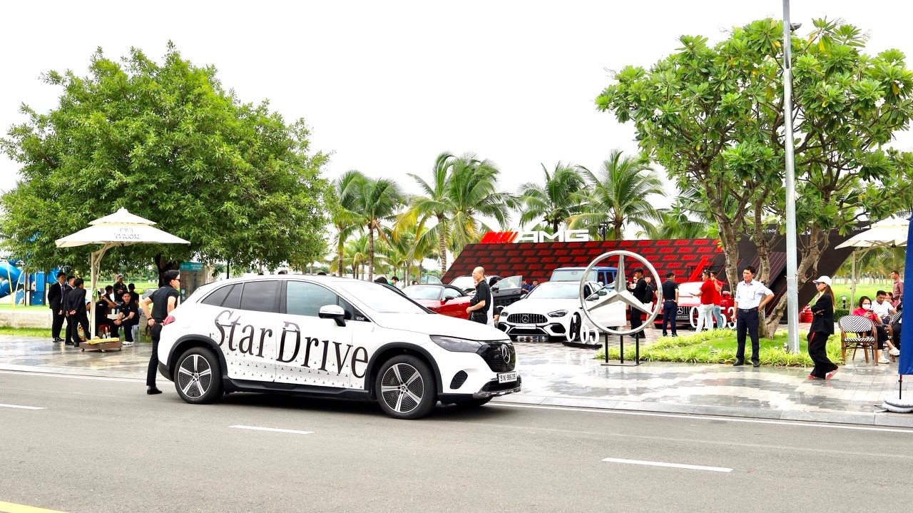 Khách hàng hào hứng trải nhiệm lái thử tại Mercedes-Benz Star Drive 2024