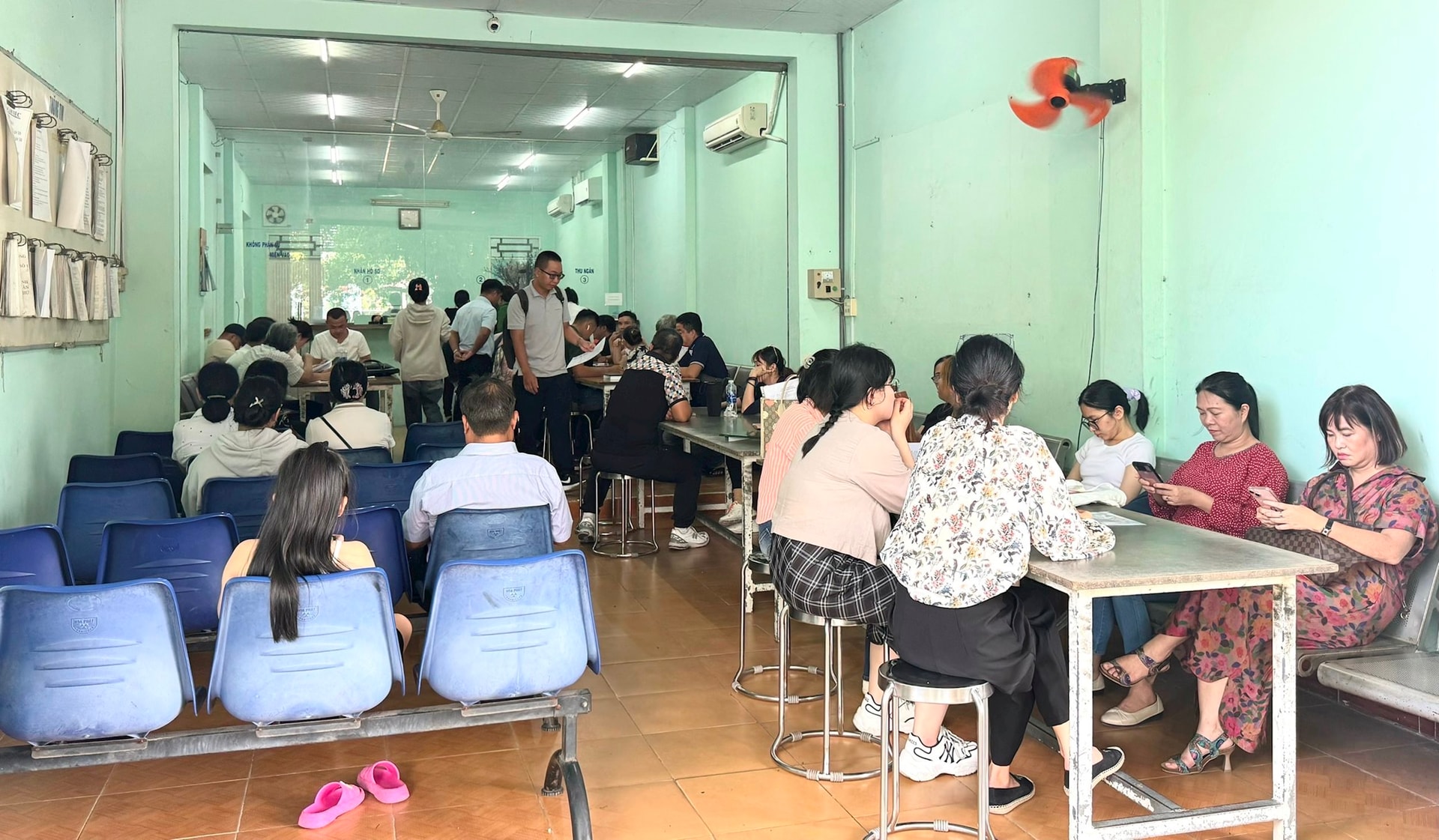 Phòng công chứng đất đai khu vực “sát vách” Tp.HCM bất ngờ đông trở lại