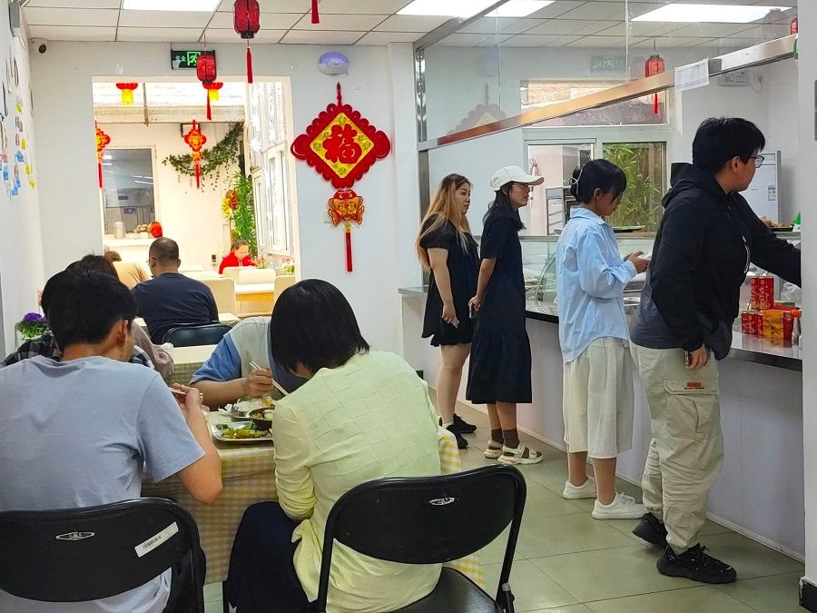 Không mang cơm đi làm cũng không đặt đồ ăn, dân công sở xứ Trung vẫn có cách tiết kiệm tiền mà vẫn được ăn no