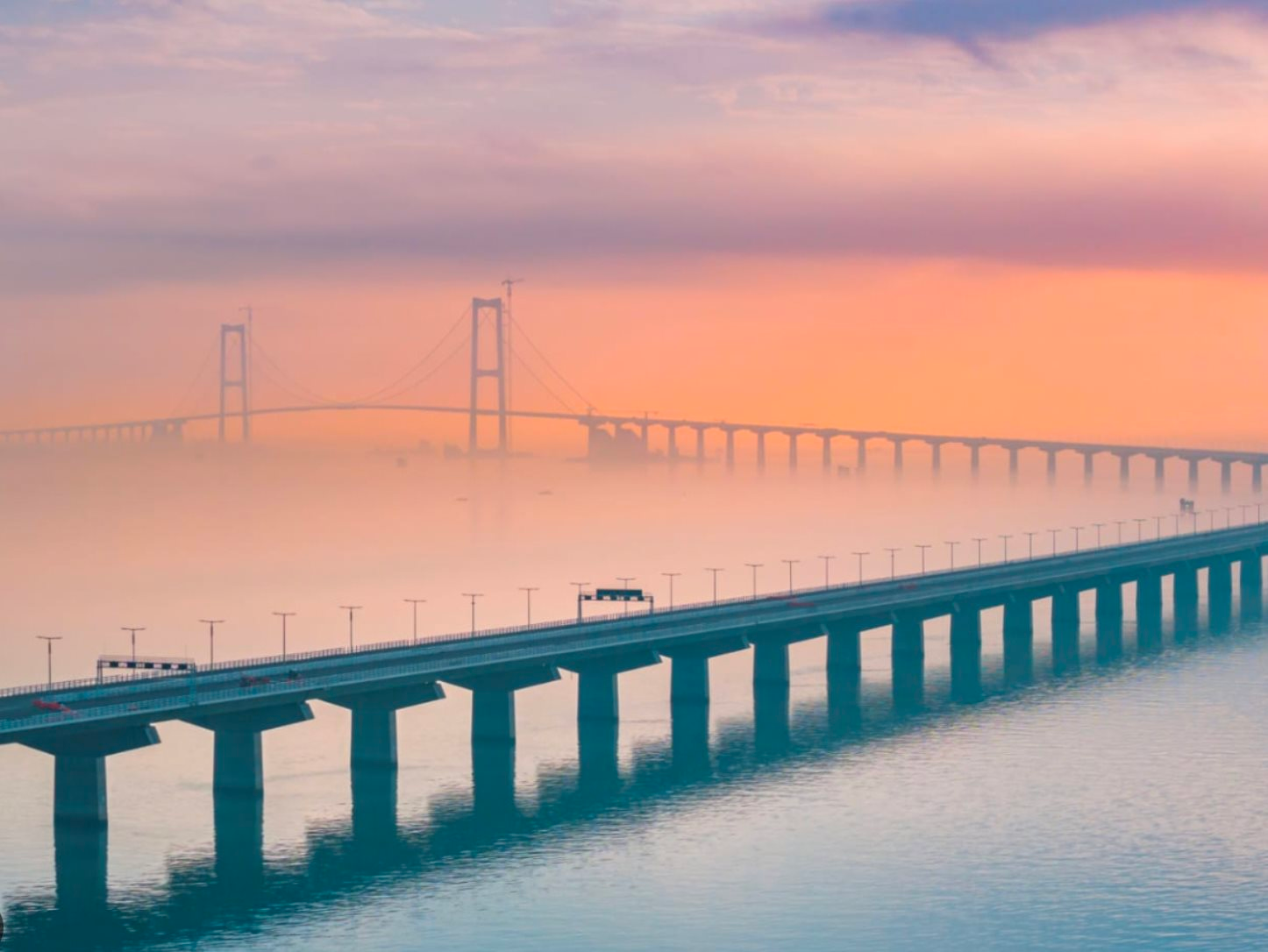 Ngày đầu tiên thông xe cây cầu vượt đại dương hơn 6 tỷ USD ở Trung Quốc: Từ cầu đến hầm xuyên biển đều 'kẹt cứng', lộ trình 90 phút nhưng sau 6 tiếng mới đến nơi 
