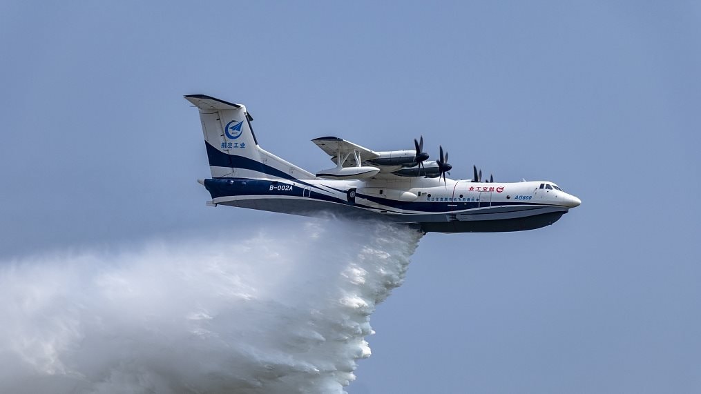 Máy bay 'Made in China' lại khiến thế giới trầm trồ: Thuỷ phi cơ lớn nhất thế giới 'phun ra nước', cất và hạ cánh ngay trên cột sóng biển cao 2 mét, lơ lửng trong 2 tiếng