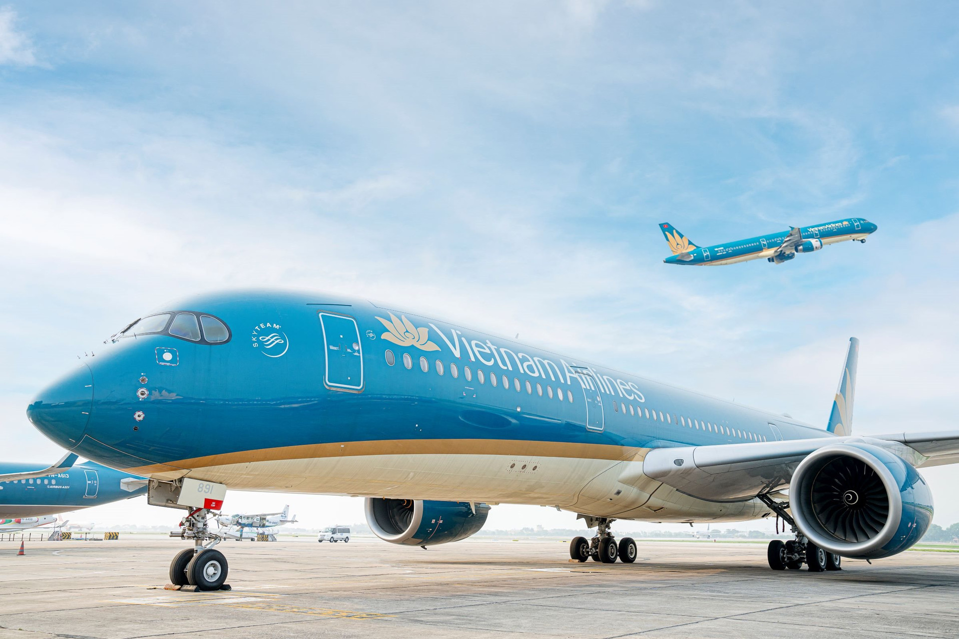 Cổ phiếu Vietnam Airlines nằm sàn, cổ phiếu ngân hàng “gồng” chỉ số VN-Index