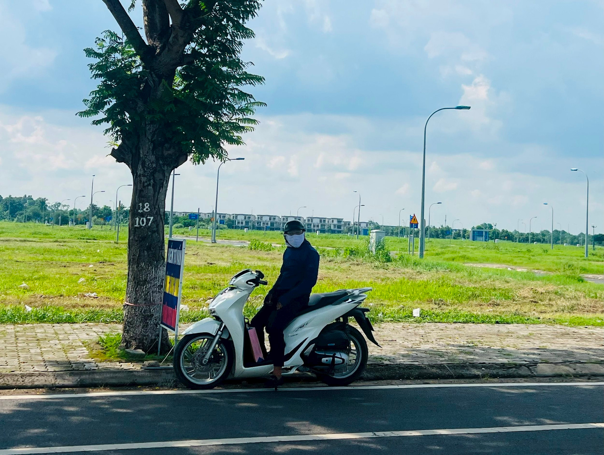 Nỗi lòng nhà đầu tư: “Ôm đất khắp nơi nhưng không có tiền đi du lịch hè”