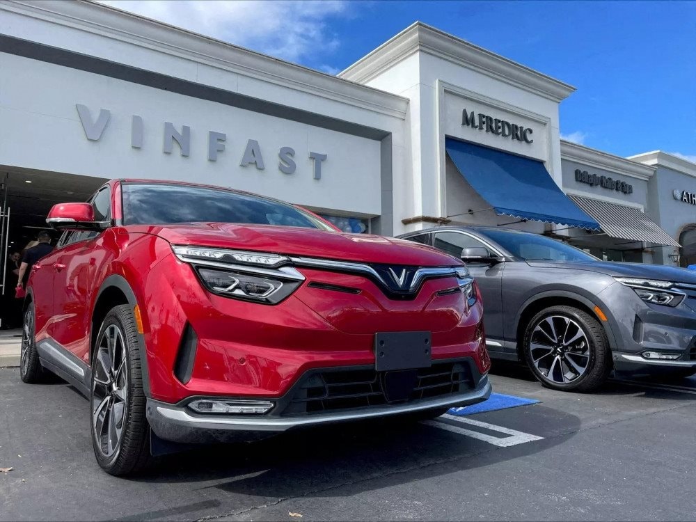 fcb314c1-dautu_kinhtechungkhoan_vn-stores-news_dataimages-2023-102023-04-11-_file-photo-vinfast-electric-vehicles-are-parked-at-a-store-in-los-angeles-u-s20231004115938.jpg