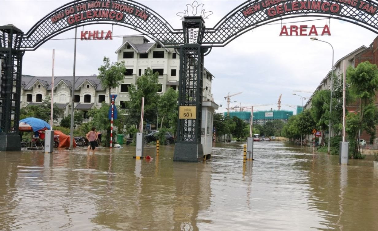 Bất động sản tuần qua: 'Biển nước' bao vây biệt thự, chung cư trăm triệu đồng/m2 tại Hà Nội, Chủ tịch Hà Đô và Vinaconex xin từ nhiệm, dự án của DOJI tại Hải Phòng có diễn biến mới