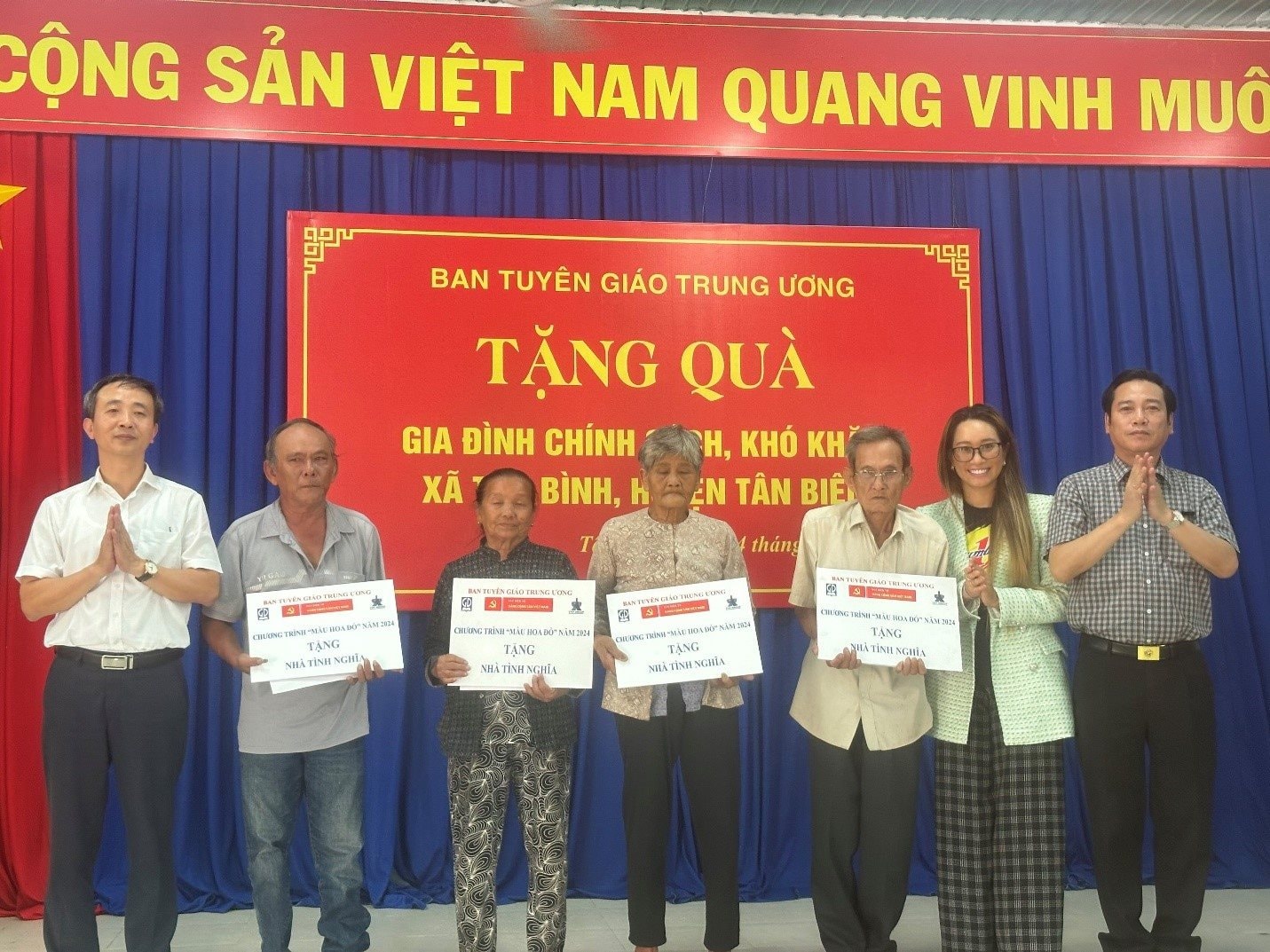 Tân Hiệp Phát đồng hành cùng chương trình “Màu hoa đỏ” xây dựng nhà tình nghĩa tại Cao Bằng và Tây Ninh