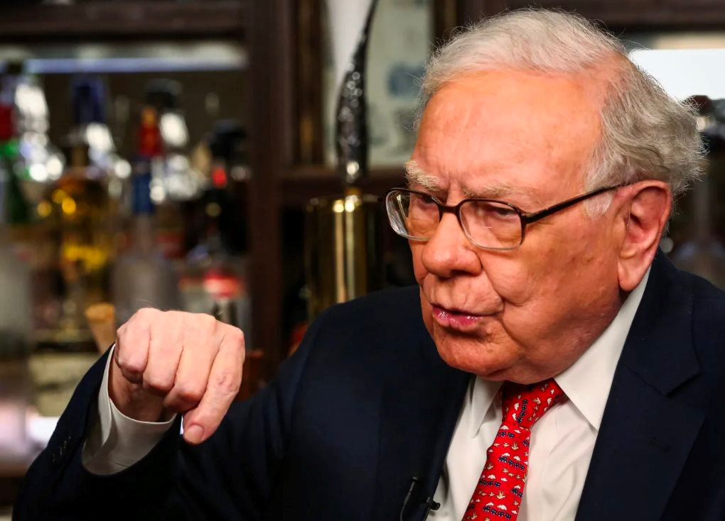 Bán liên tục gần 4 tỷ USD cổ phiếu lớn thứ 2 trong danh mục, Warren Buffett đang gửi một tín hiệu cảnh báo đến nhà đầu tư 