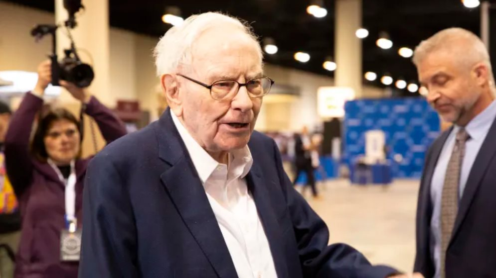 Warren Buffett bán gần một nửa cổ phiếu Apple, ngồi trên đống tiền mặt kỷ lục ngay trước cú sập của TTCK: Chuyện gì đang diễn ra?