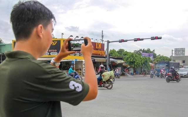 Đề xuất thưởng tới 5 triệu đồng cho người tố cáo vi phạm giao thông - Công việc kiếm bộn tiền cho các 'camera chạy bằng cơm'?