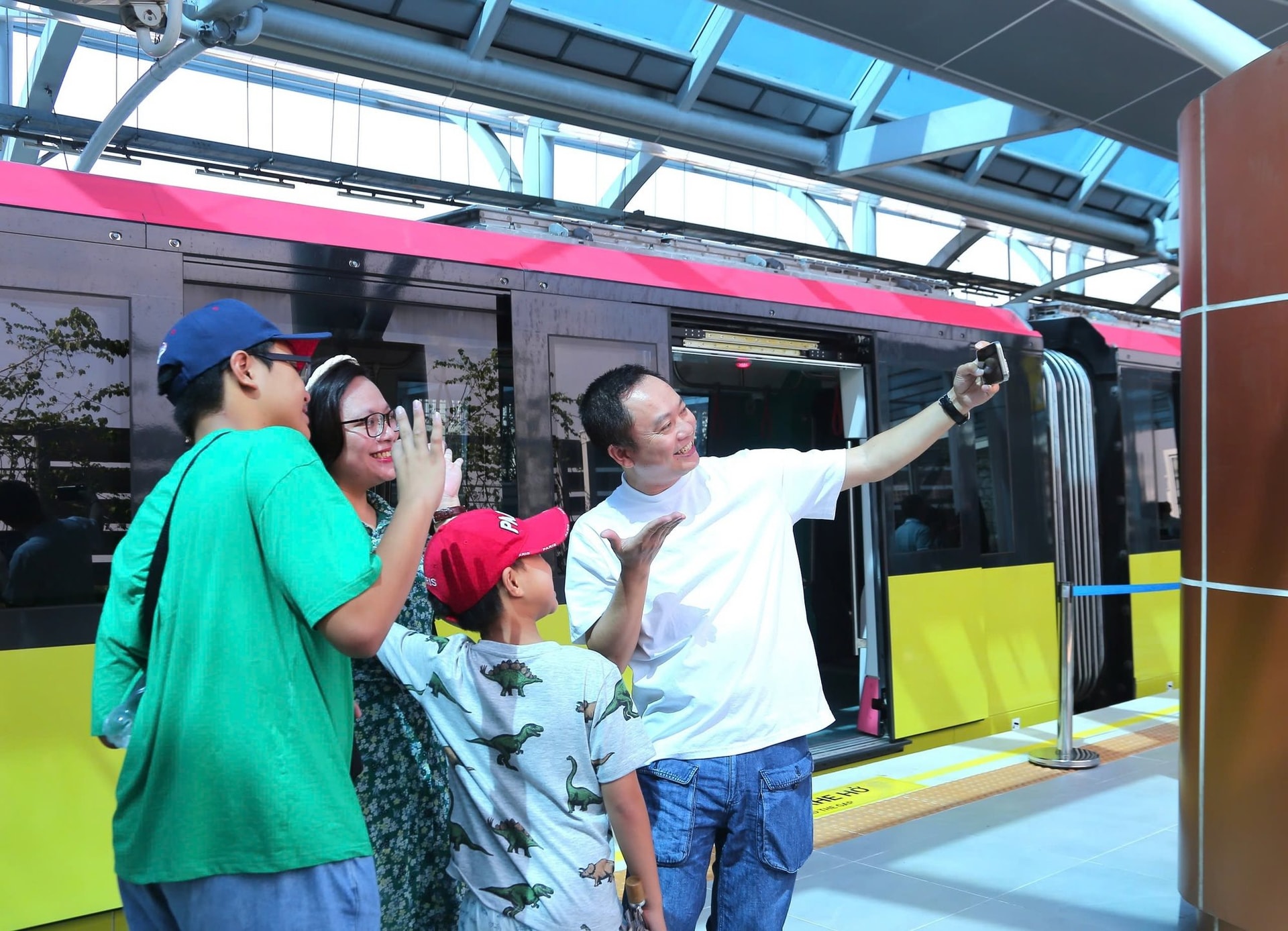 Người dân háo hức trải nghiệm metro Nhổn - Ga Hà Nội ngày đầu vận hành