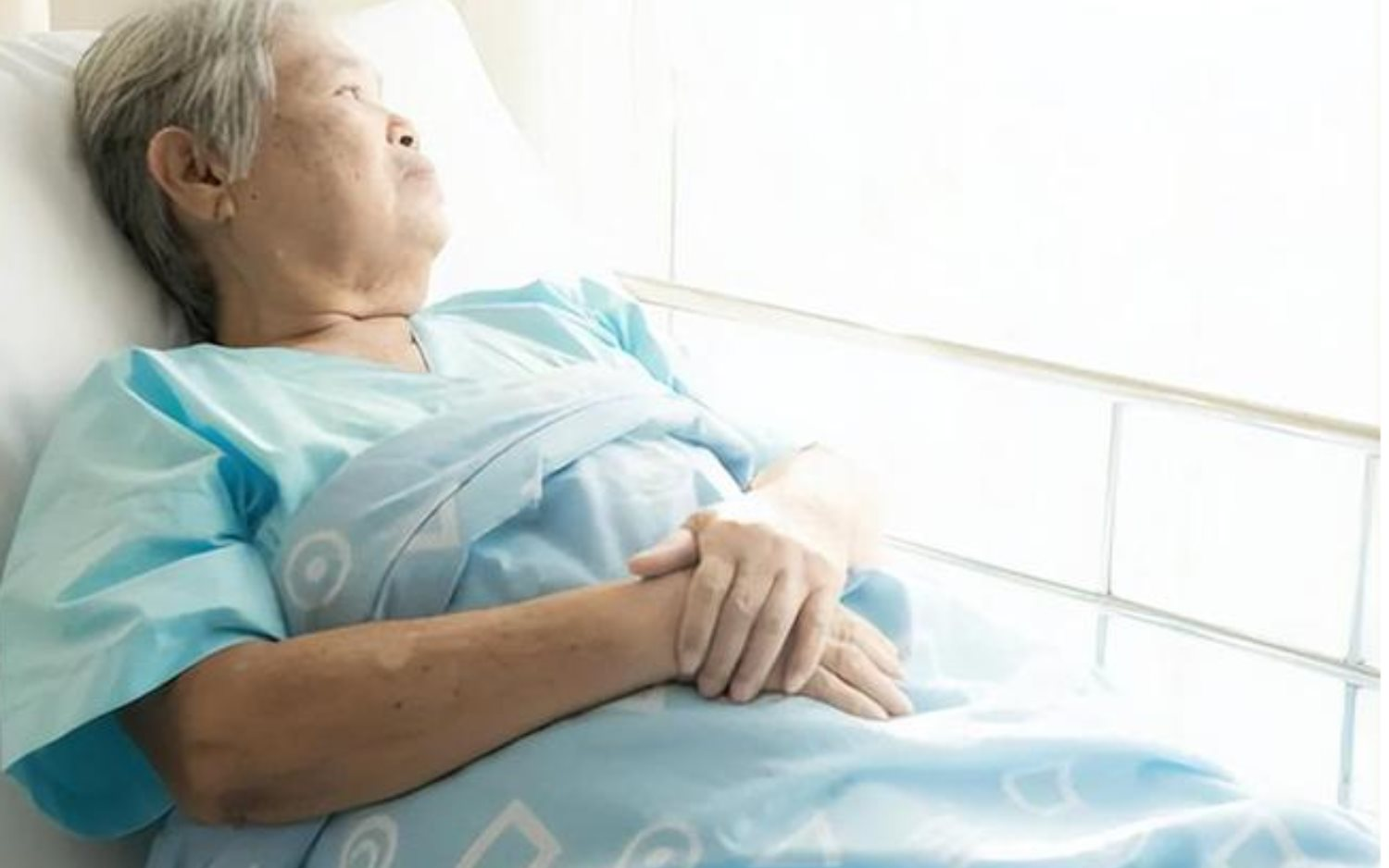 Một mình chăm sóc mẹ 10 năm mà không nhận được đồng nào: Đến khi bà qua đời, tôi bàng hoàng với di chúc bà để lại