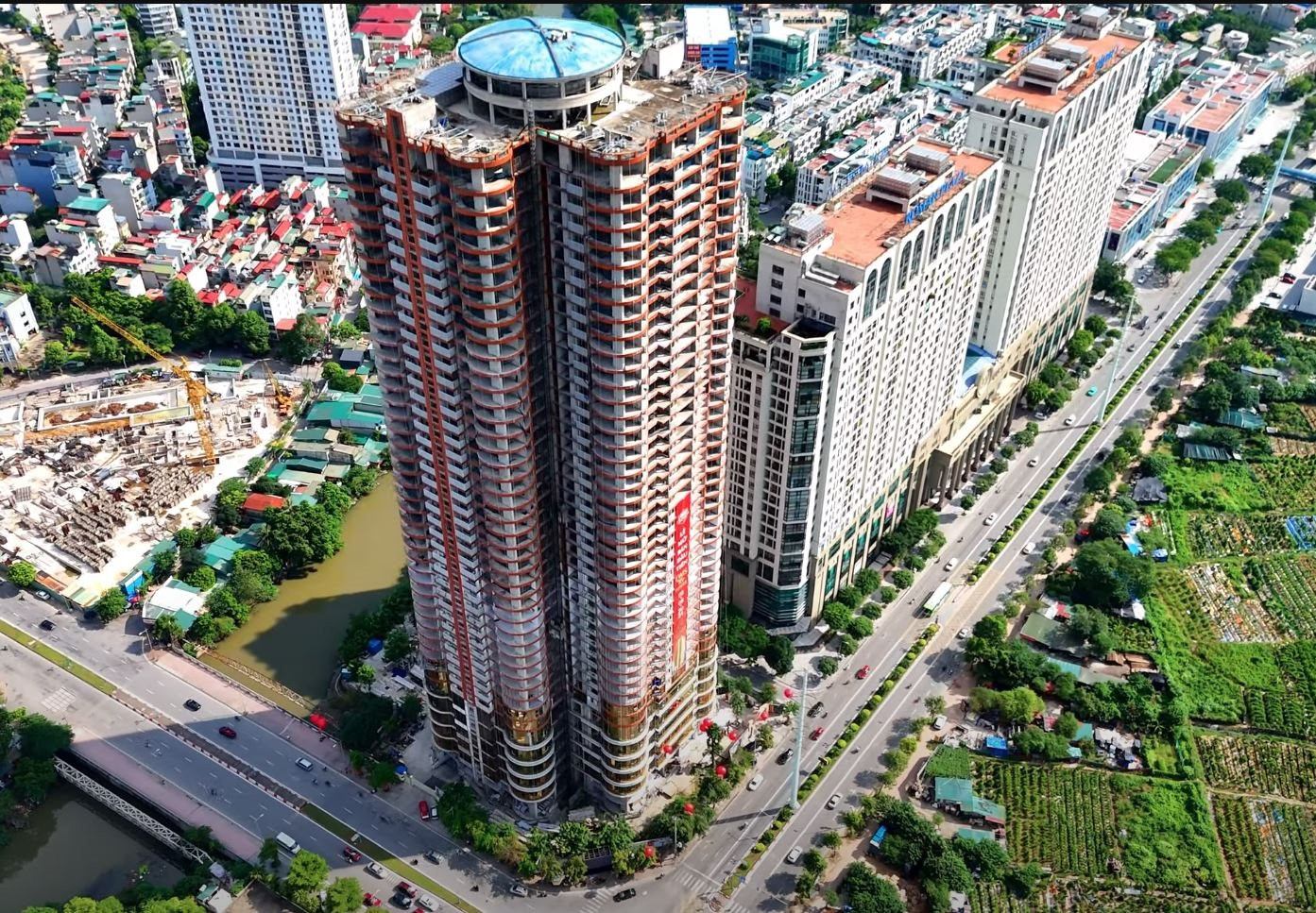 Bất động sản tuần qua: Nóng câu chuyện bảng giá đất mới tại TP.HCM,  QMS Top Tower đang thế chấp hàng trăn căn hộ vẫn mở bán rầm rộ