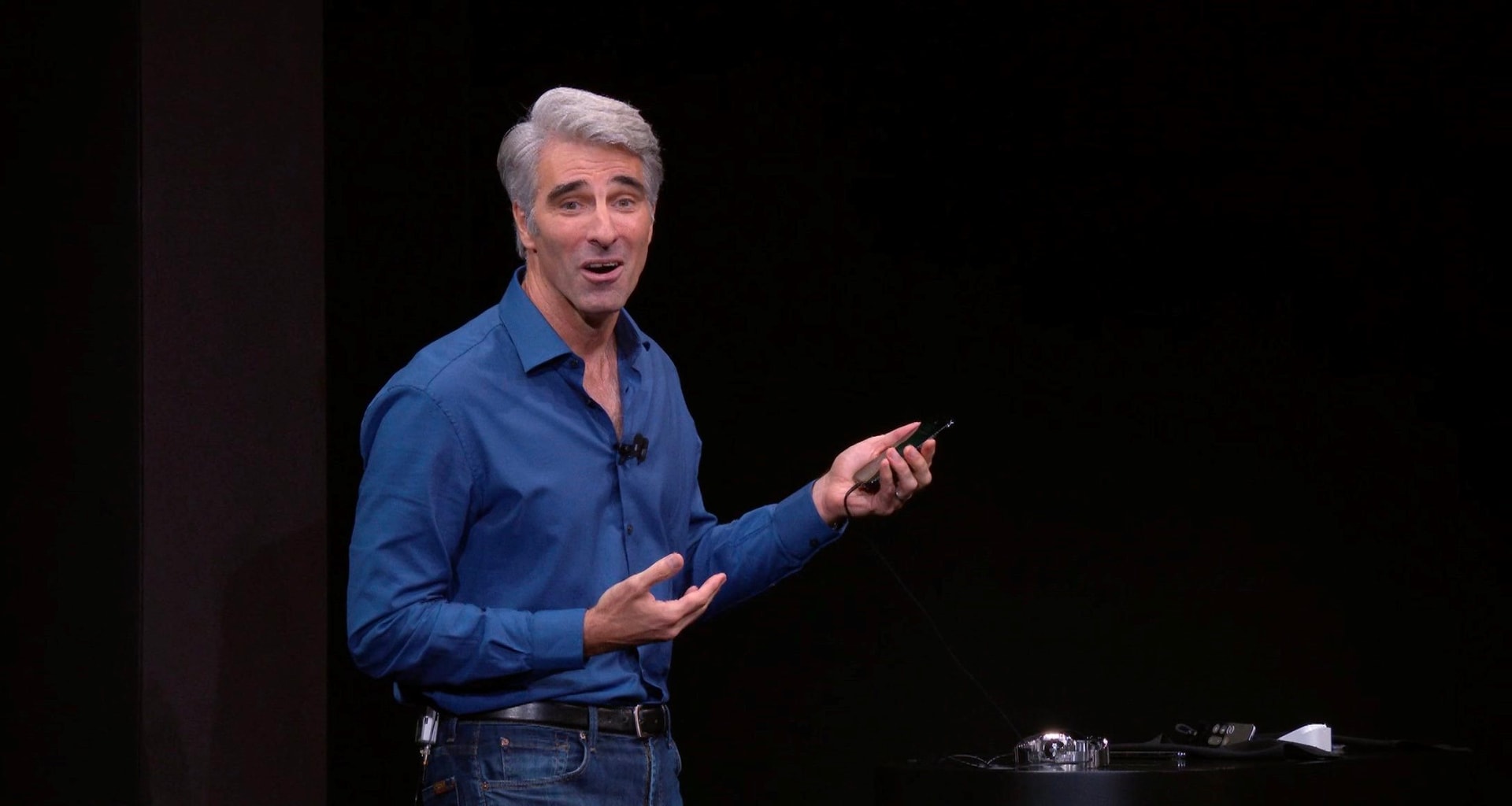 apple-events-september-2017-craig-federighi-face-id-demo-009.jpg