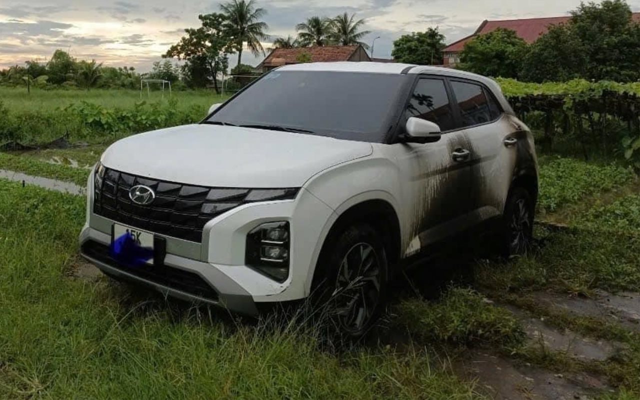 Hyundai Creta đỗ ở ngoài ruộng cháy sém sau khi bị sét đánh: Nếu có người ngồi trong liệu có bị thương?