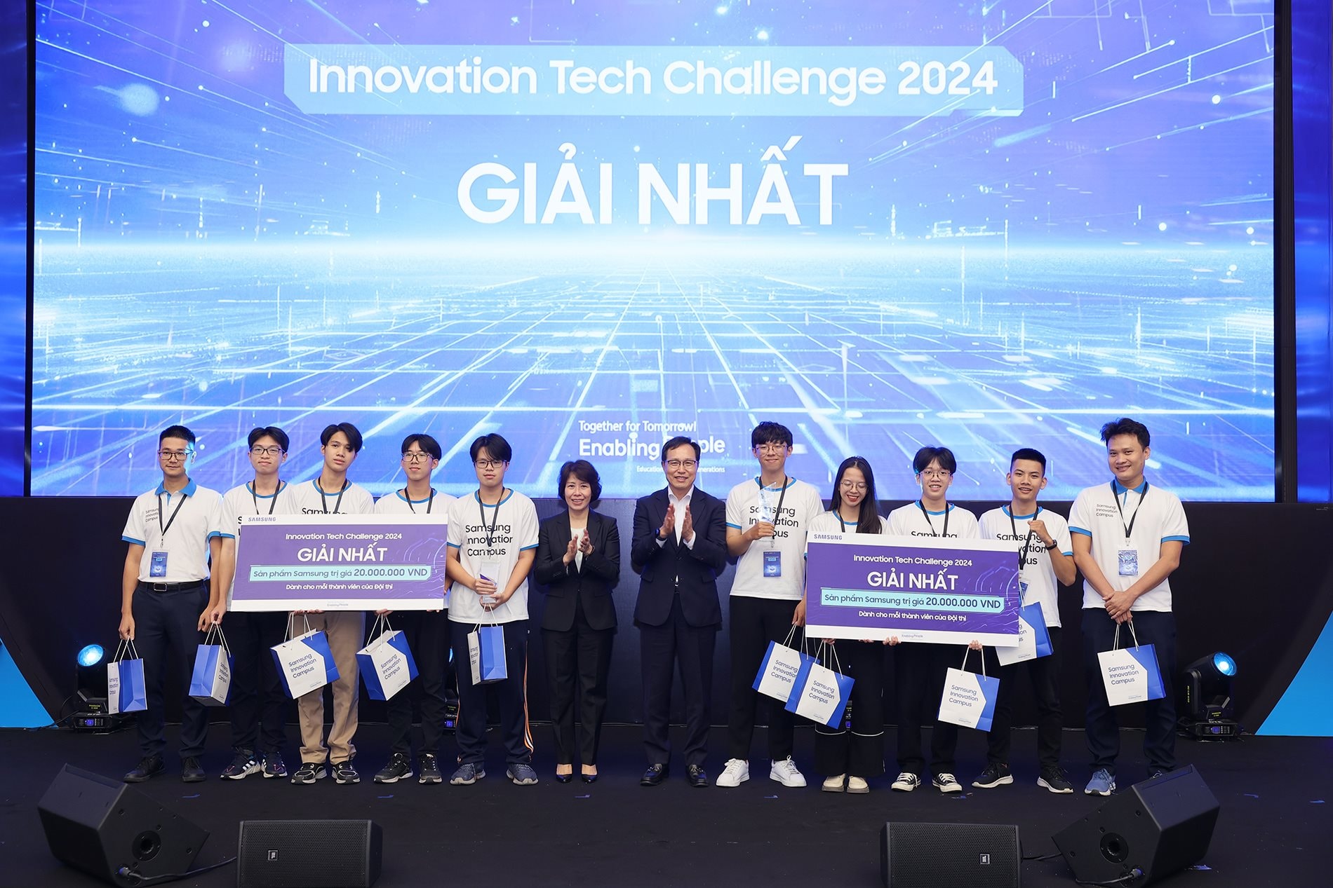 trao-giai-cho-2-quan-quan-innovation-tech-challenge.jpg