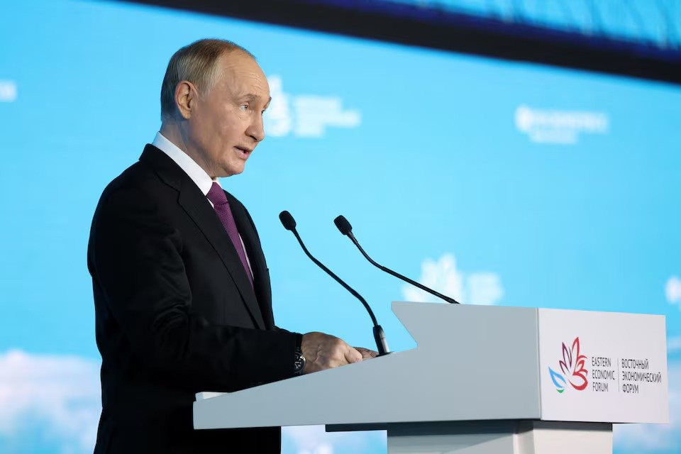 Tổng thống Putin tuyên bố Nga không theo đuổi chính sách phi đô la hóa, không từ chối giao dịch bằng USD nhưng chính hành động “thiếu suy xét” của Mỹ khiến đồng bạc xanh dần thất sủng