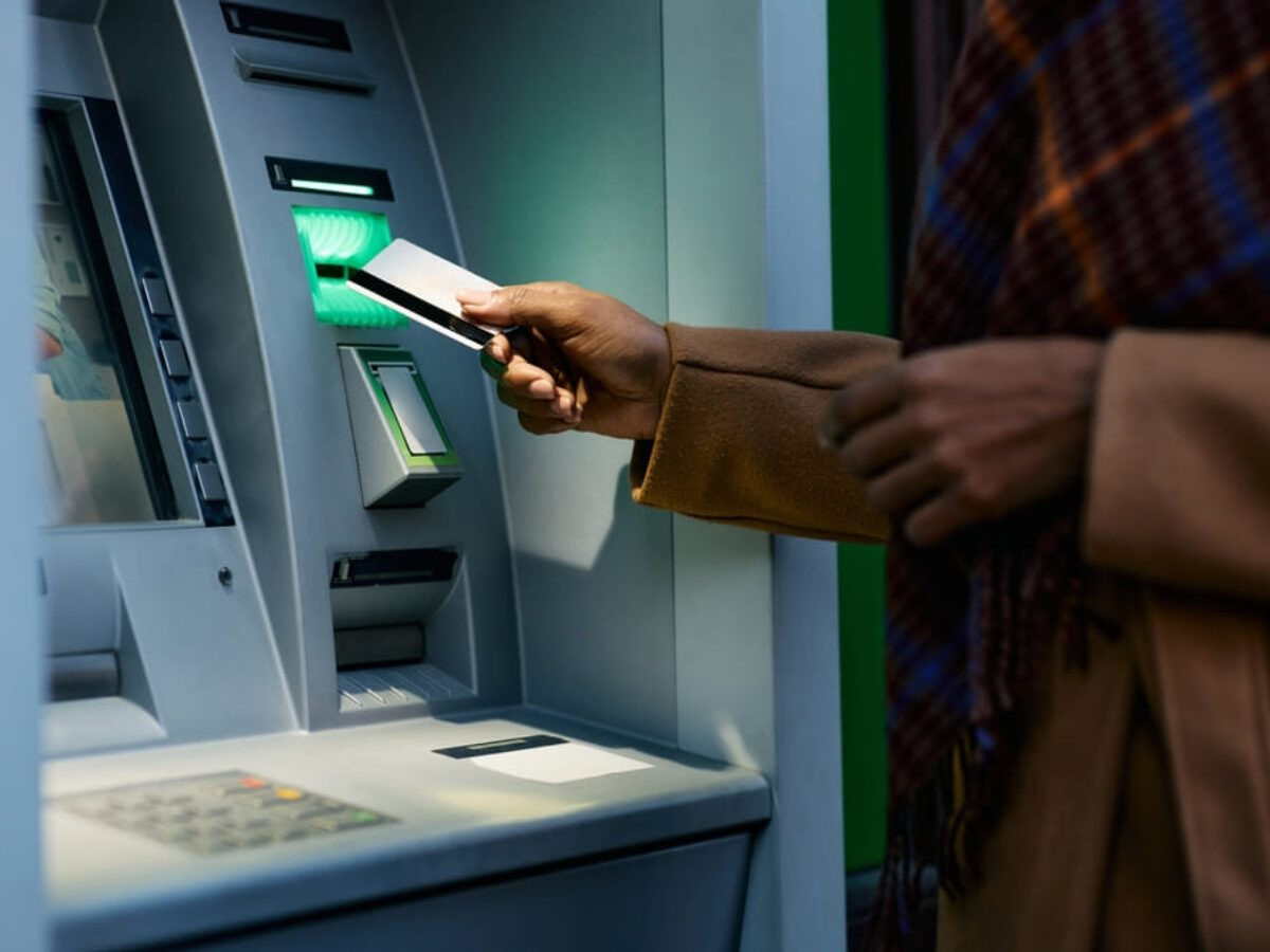 Ra cây ATM rút tiền, tài khoản nhiều người bỗng mất 600 triệu, chi tiết bất thường vạch trần trò lừa đảo tinh vi