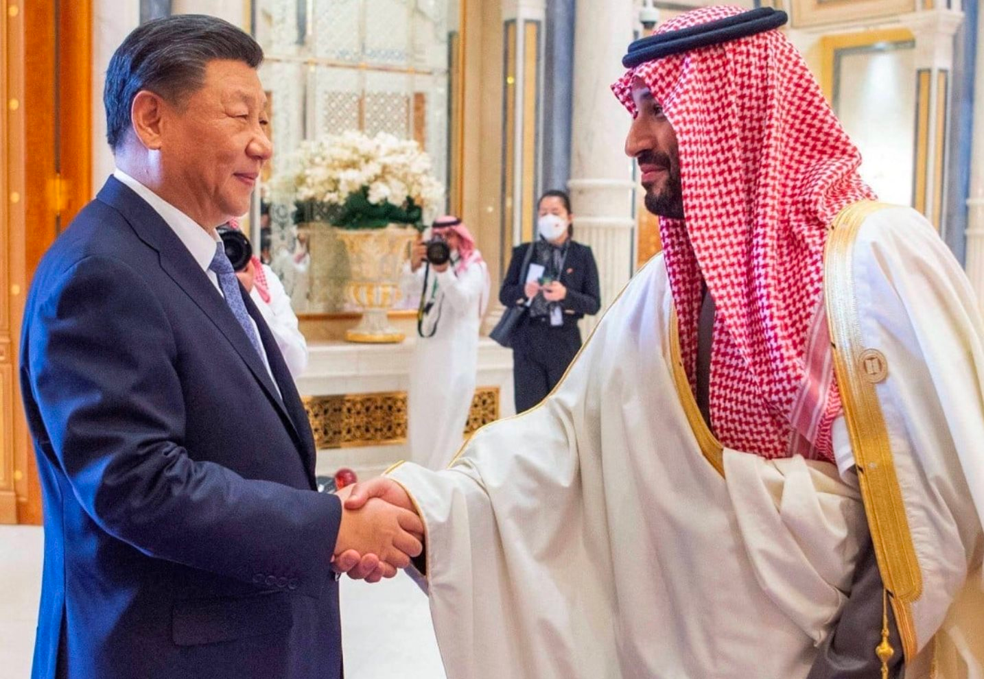 Quan chức cấp cao của 'ông lớn' OPEC cho biết sẵn sàng bán dầu bằng đồng Nhân dân tệ: Đồng USD sắp mất 'ngôi vương'? 
