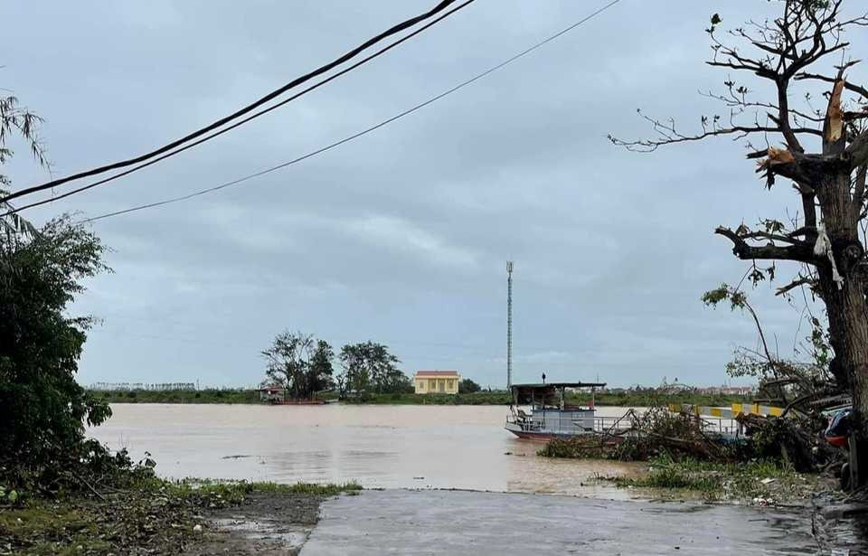 Một doanh nghiệp hiến 10.000 m³ đất để đắp đê chống lũ