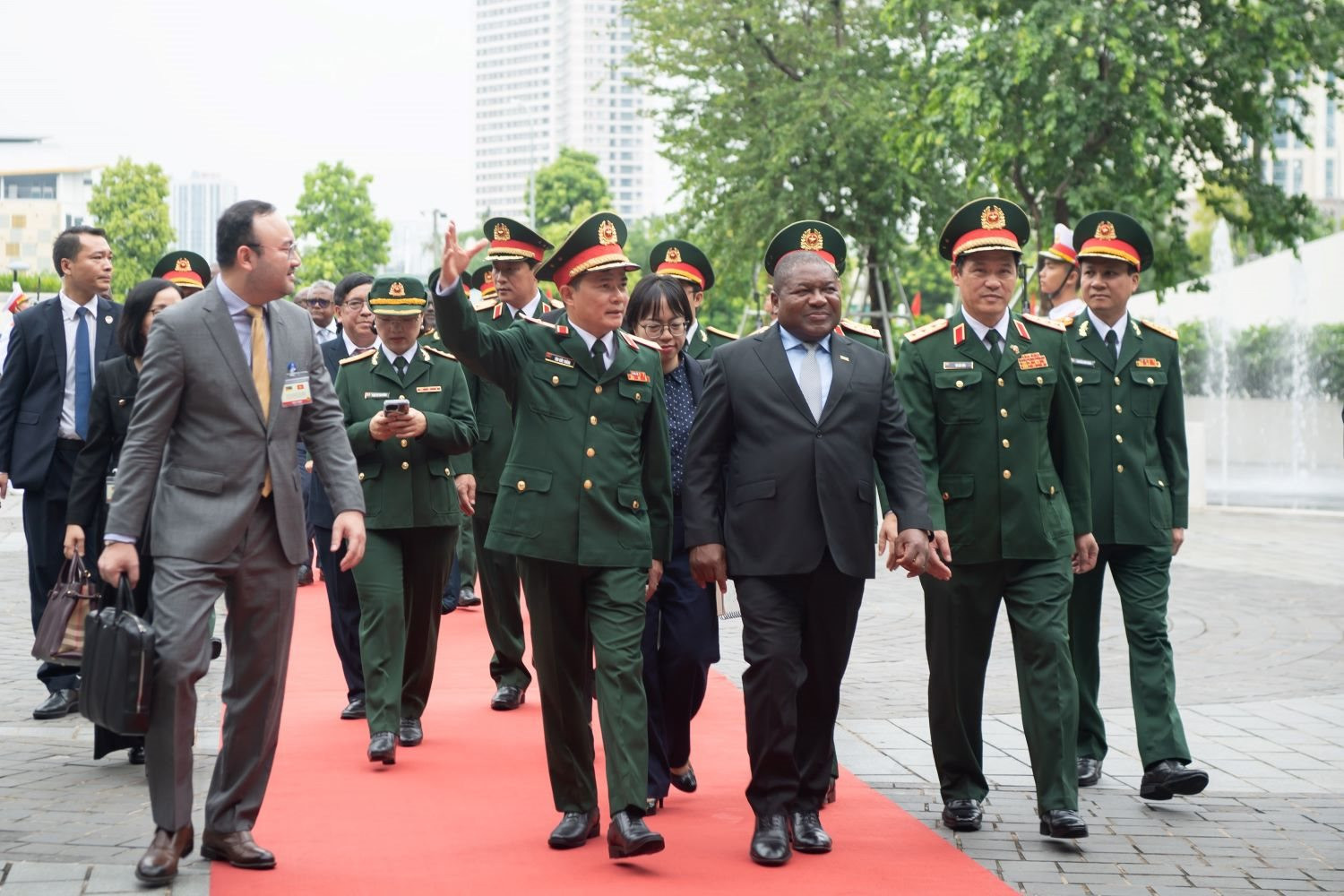 doan-cong-tac-cua-chinh-phu-mozambique-tai-viettel-172603312094186950140-1-.jpg