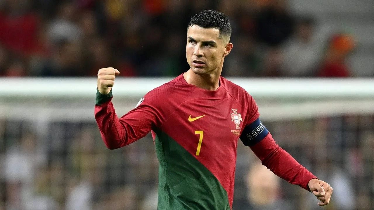 Thế giới 8 tỷ người thì đã có 1 tỷ người ấn theo dõi Ronaldo