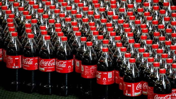 Lo sợ suy thoái, nhà đầu tư Phố Wall đổ xô mua cổ phiếu các hãng Coca và kem đánh răng nhiều nhất kể từ năm 2020