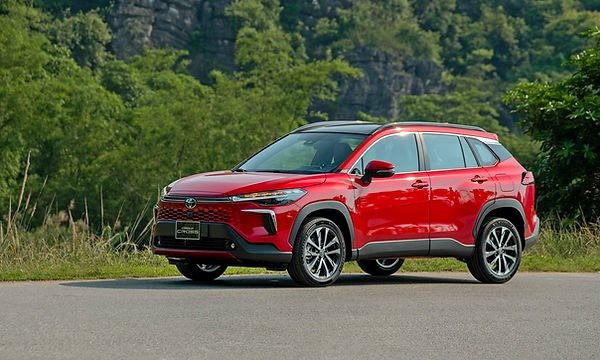 Một mẫu xe siêu tiết kiệm xăng của Toyota bứt phá 300%, giành ngôi vua doanh số phân khúc hybrid từ tay Honda CR-V