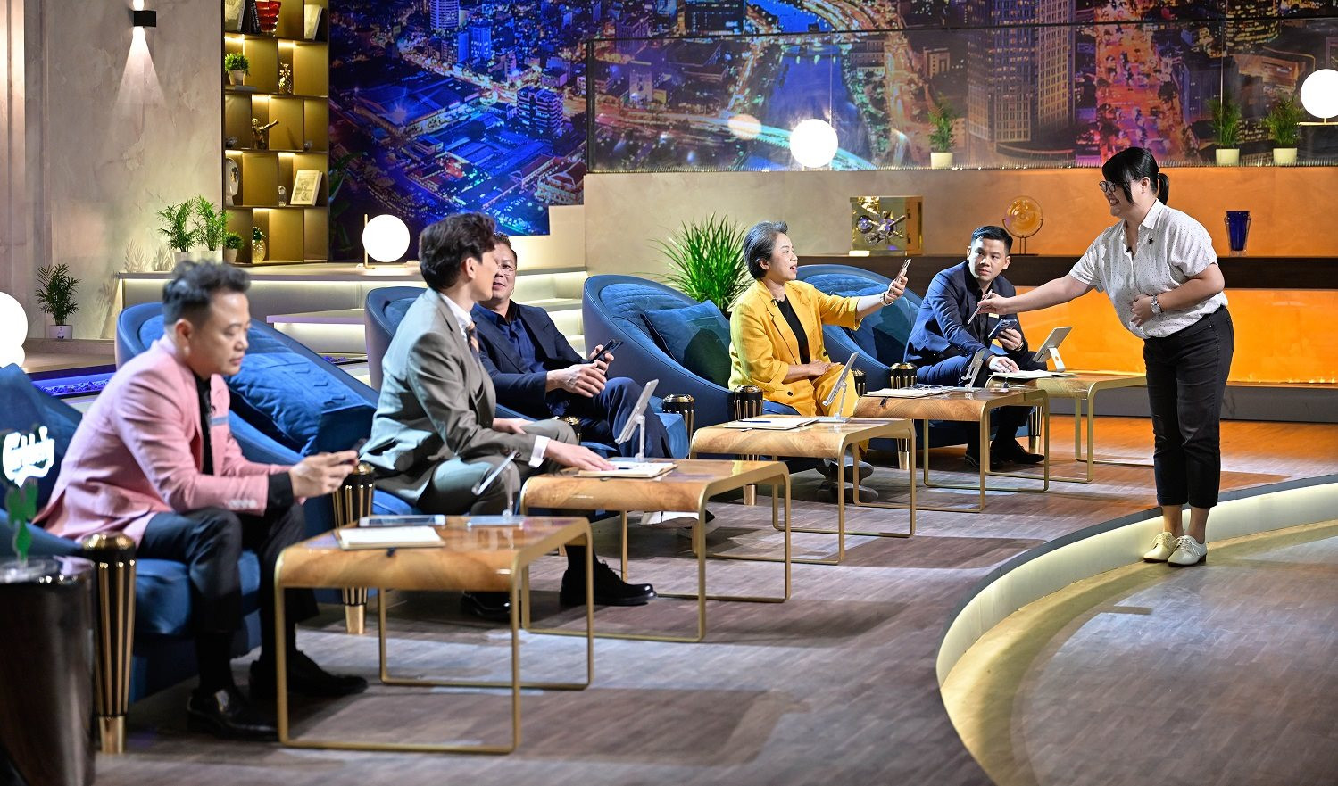 Chấn động màn chốt deal nhanh nhất lịch sử Shark Tank Việt Nam: Dự án phim để tới 70% cổ phần cho 'cá mập', khiến 5 Shark đồng loạt rút điện thoại chuyển khoản tại chỗ