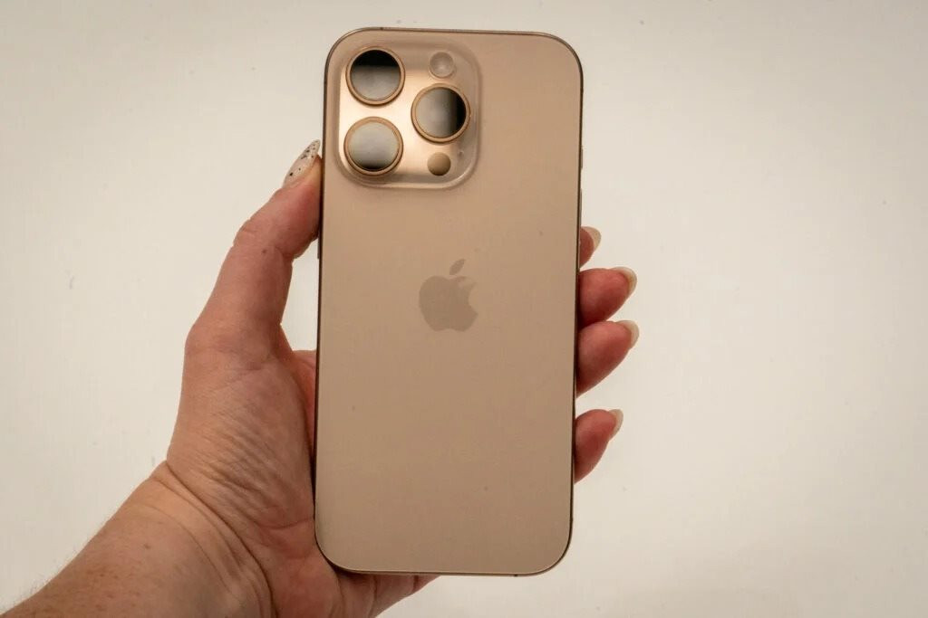 iPhone 16 xách tay chỉ chênh chính hãng 1-2 triệu đồng, dân buôn iPhone xách tay "khó sống"