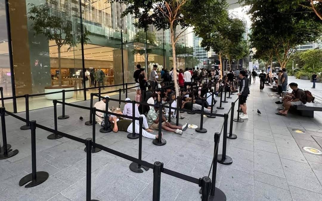 Apple Store Singapore hẩm hiu ngày mở bán, iPhone 16 hết hot hay vì màu hot không còn? 