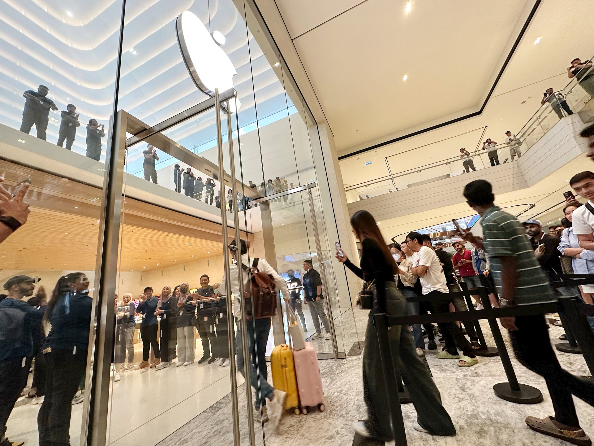  Khách Việt áp đảo, có người xách valy từ sân bay đến thẳng Apple Store