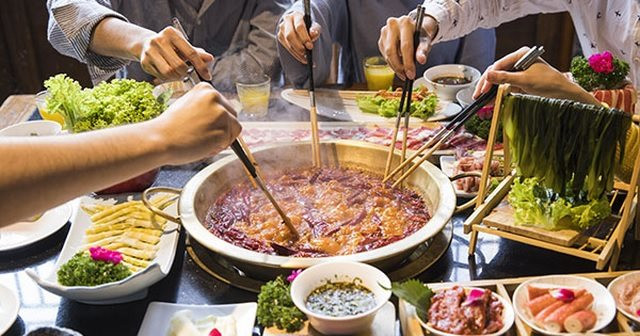 Người phụ nữ ăn buffet 4 tiếng đồng hồ nhưng cứ 15 phút lại vào WC 1 lần: Chủ cửa hàng theo dõi vạch trần thủ đoạn tinh vi 