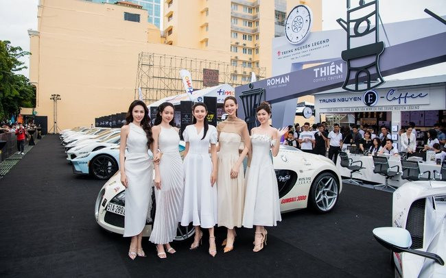 Các người đẹp Việt thưởng thức cà phê Trung Nguyên Legend tại sự kiện Gumball 3000