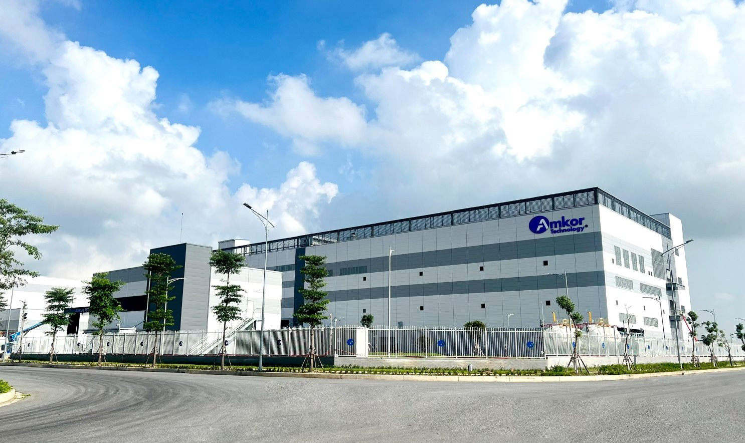 amkors-global-largest-semiconductor-plant-inaugurated-at-yen-phong-2c-ip-of-viglacera-pr-20231012171625(1).png