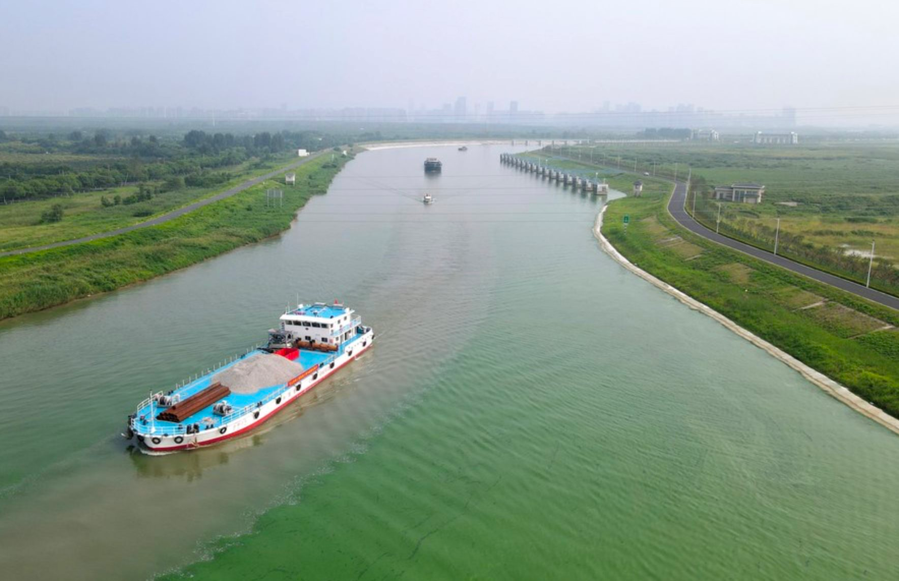 Hoàn thành hàng loạt dự án cầu đường, tàu siêu tốc 'khủng' nhất thế giới, Trung Quốc tham vọng nối liền toàn bộ tuyến đường thuỷ trong nước: Dự định chi hơn 1.000 tỷ đồng để xây kênh đào gần 2.000 km